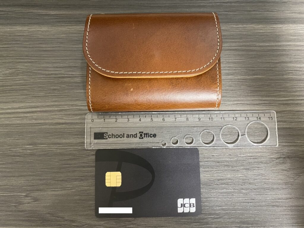 COTOCUL(コトカル)とクレジットカードと定規を一緒に写した画像